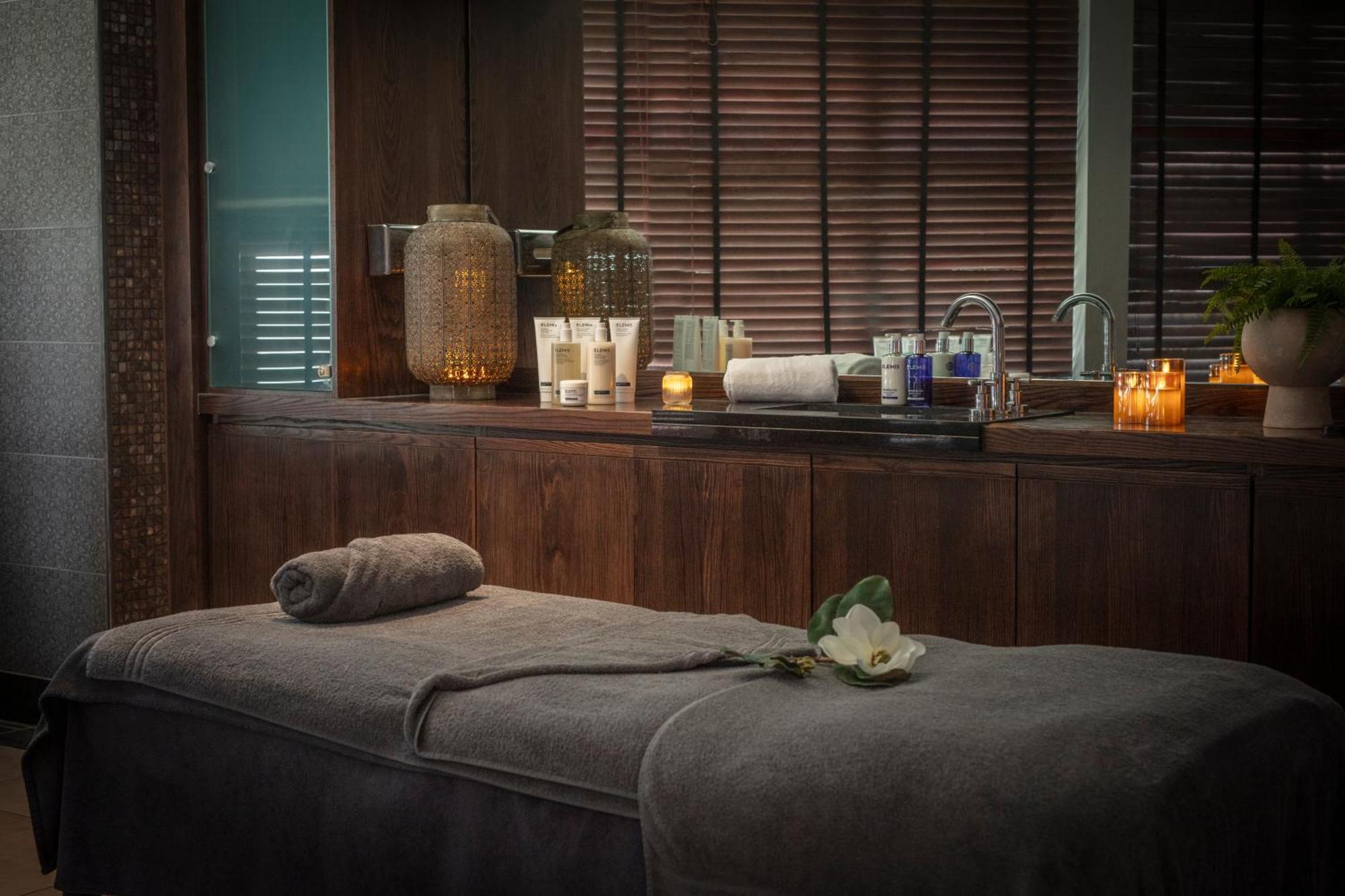 Oulton Hall Hotel, Spa & Golf Resort Leeds  Bagian luar foto